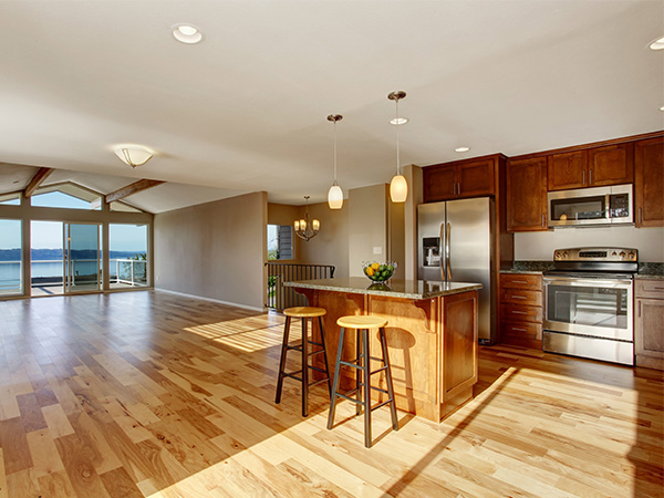 嘉業(yè)地板品種齊全，成品倉庫儲備充足，供貨準(zhǔn)時穩(wěn)定！